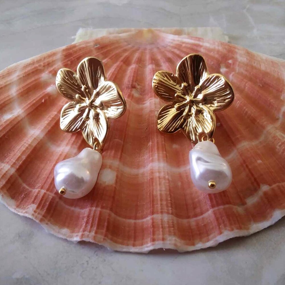NEW Gold Earrings With Faux Pearls